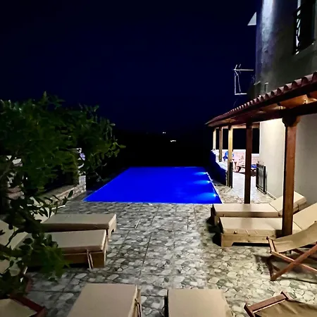 Elezi Piqeras 홈스테이 보르쉬